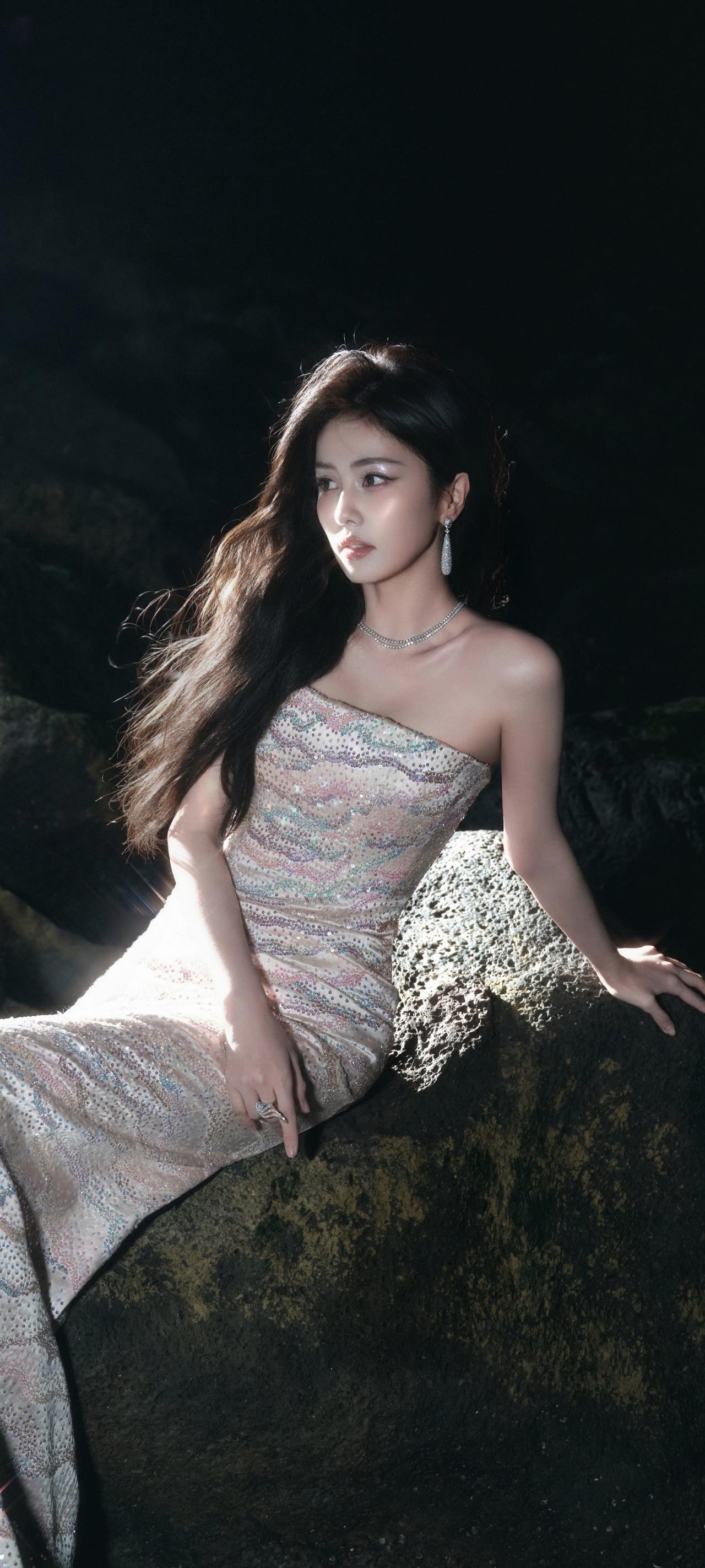 白鹿海边鎏光裙杀疯了！氛围感直接拉满！

谁懂啊！白鹿这套海边鎏光抹胸裙造型真的