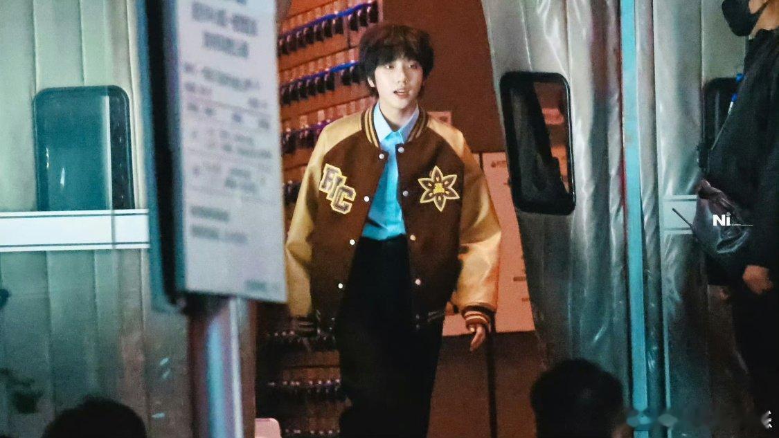 哦莫！聂玮辰扑面而来的少年感谁懂，我的注意力全在他的大长腿上 