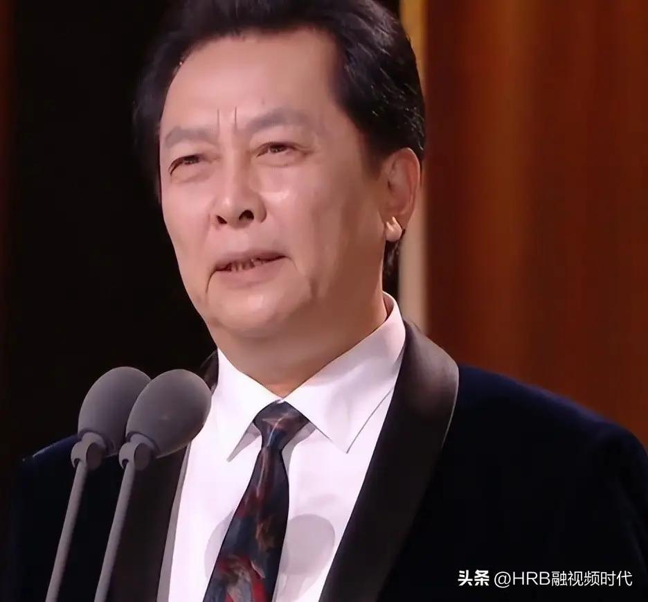 老戏骨扎堆拍短剧老戏骨跨界短剧，是艺术生命力的鲜活表达。他们用沉淀多年的演技为行