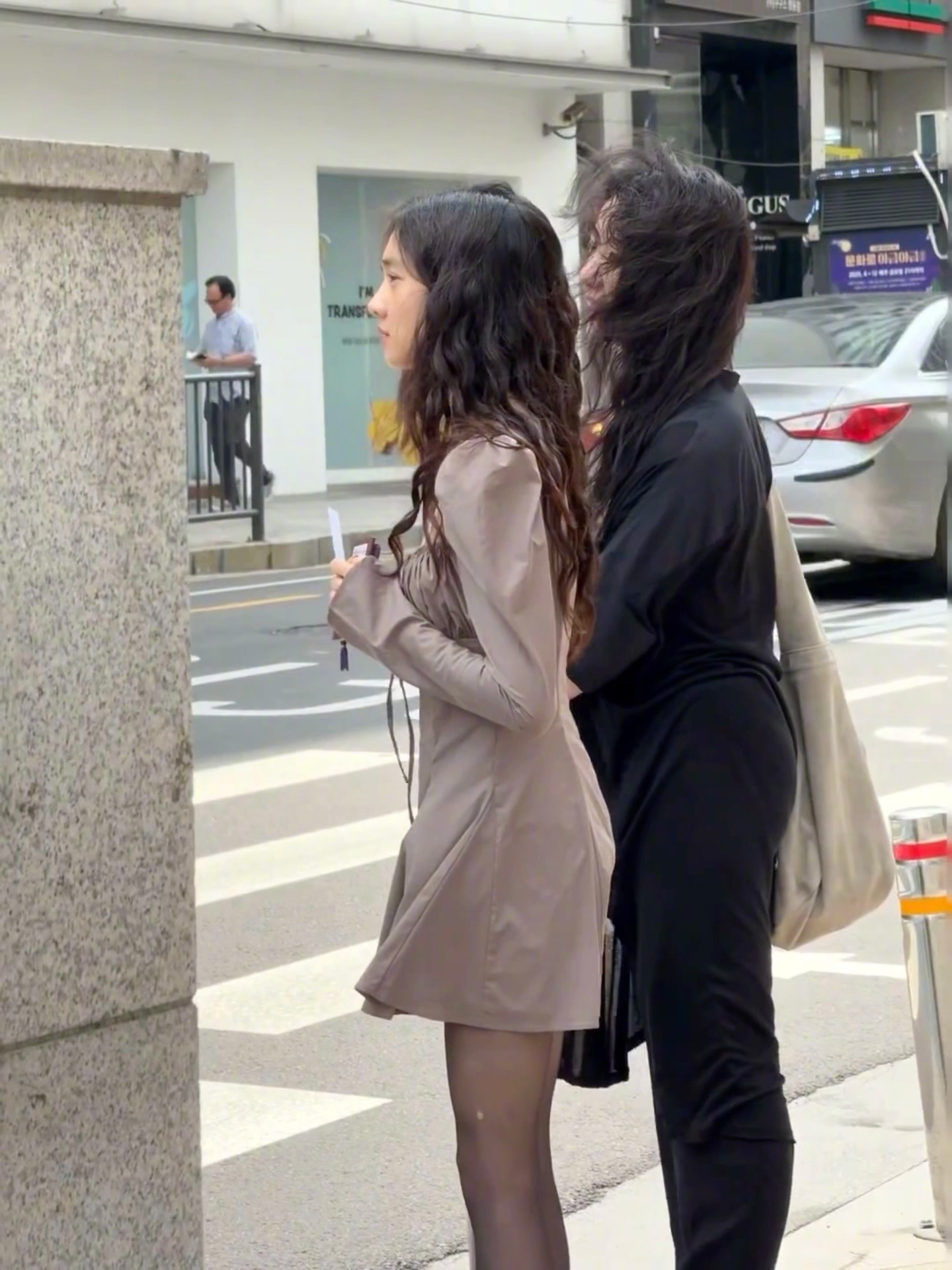 网友首尔街头偶遇黄多多 怎么有人光是站在那就自带电影氛围感啊[女孩儿] 黄多多孙