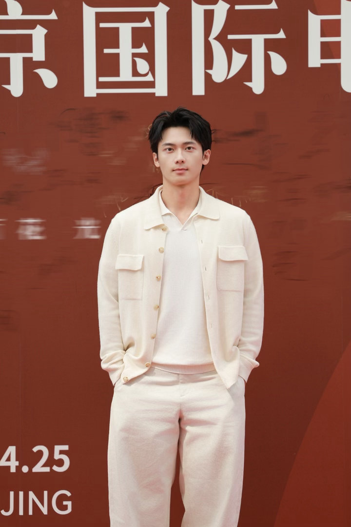 吴汉坤不希望把脸授权给AI 4月22日，新浪娱乐新浪潮论坛上，多位业内人士分享了