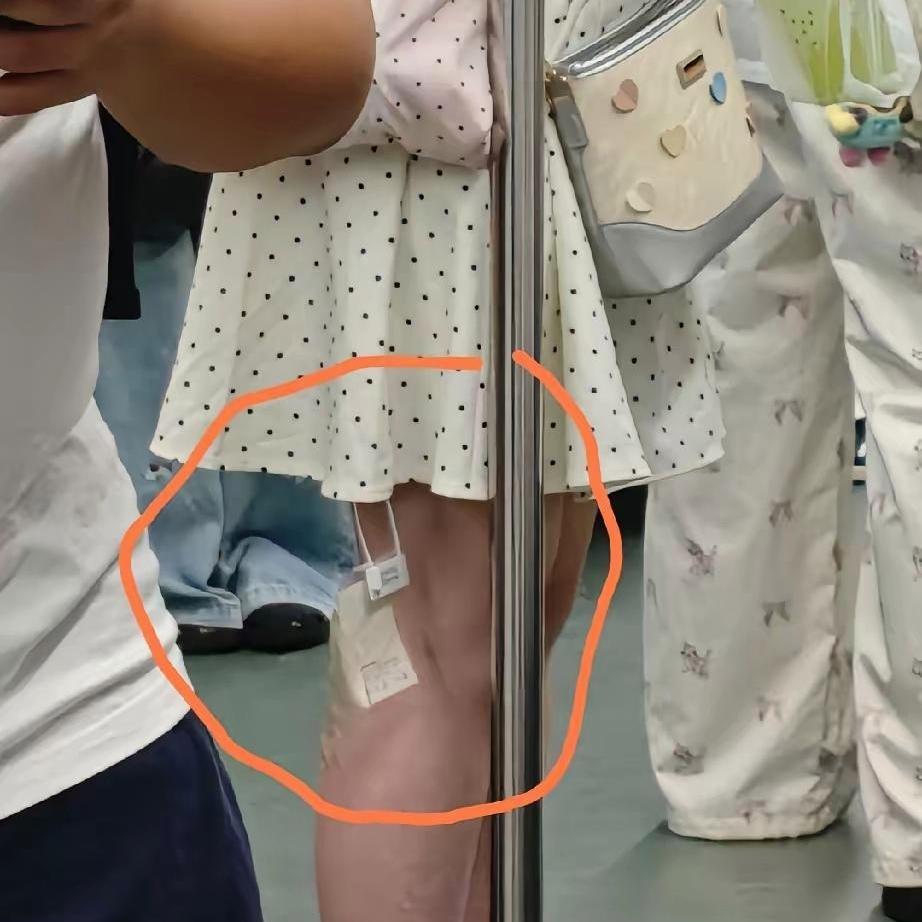 地铁高颜值女生，裙子吊牌没撕还用双面胶固定，隔着屏幕都尴尬
 
今天坐地铁撞见一
