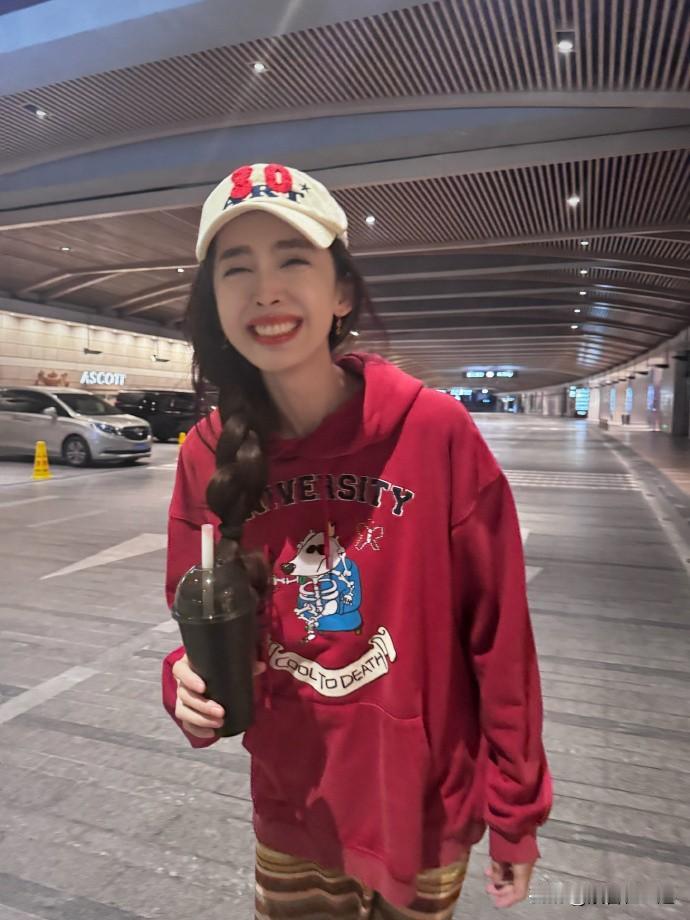 娜扎的九宫格春日休闲照也太美了吧！
古力娜扎工作室又晒出了一组九宫格春日休闲照，