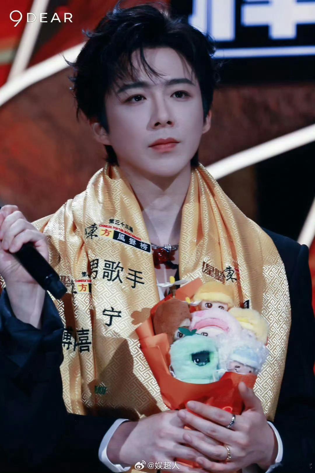刘宇宁东方风云榜人气满场耀眼灯海是独属于他的底气，手握奖项站在舞台中央，实力与人