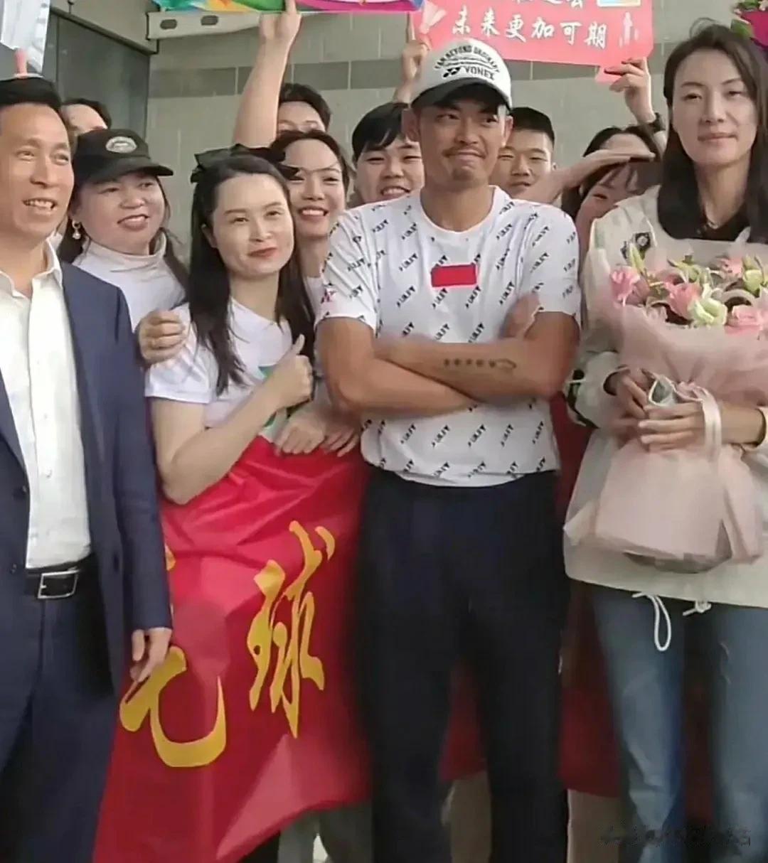 当年，林丹和嫩模小三相好被曝光后，妻子谢杏芳可谓颜面丢尽，更加令她尴尬的是，小三