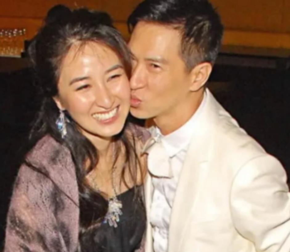 1993年，张家辉在女友关咏荷的别墅洗了个澡后，出来就提分手，关咏荷不解忙问原因