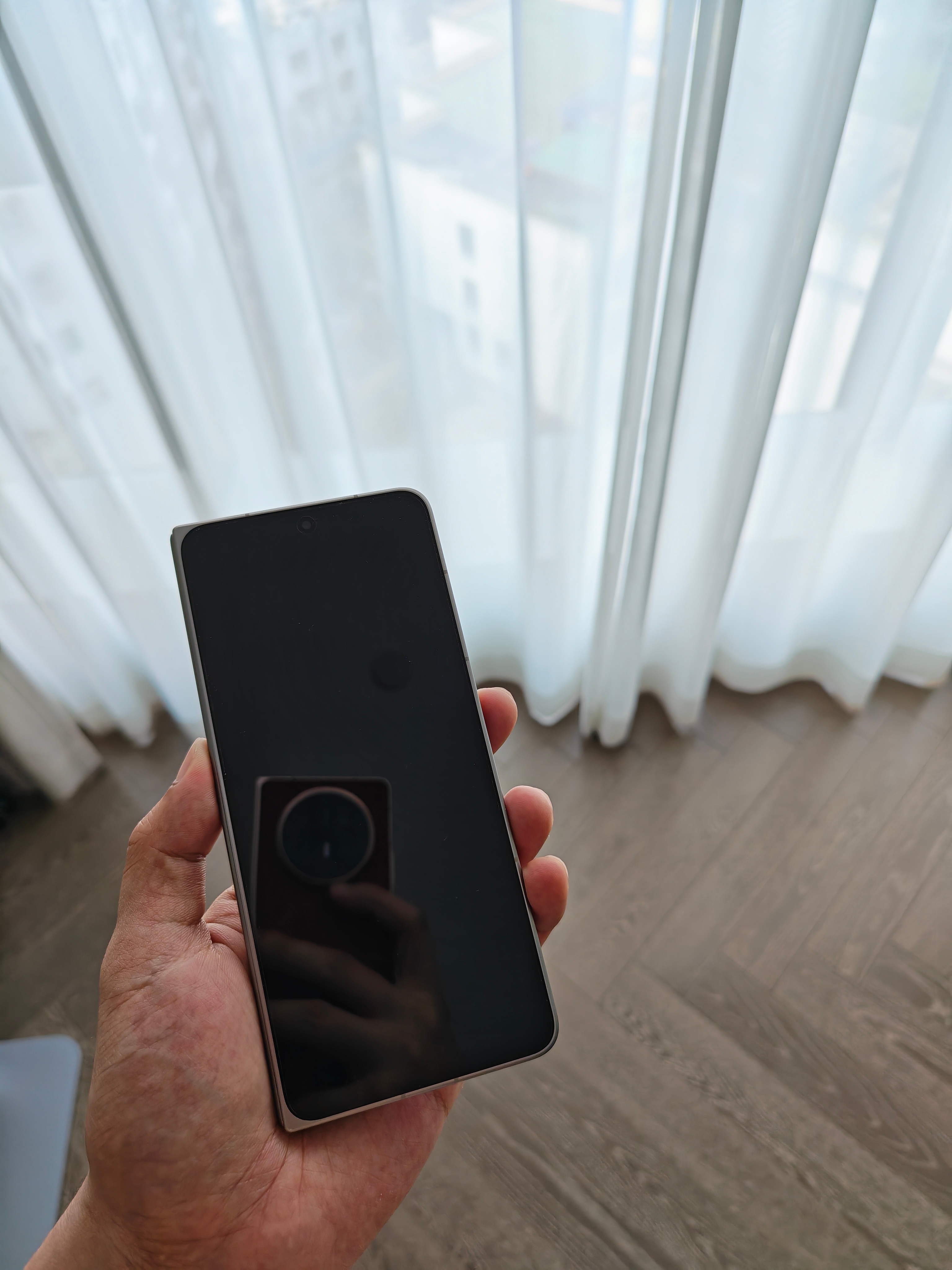 给Find N6贴了个AR膜，大家可以注意一下前后手机倒影的对比，OPPO的外屏