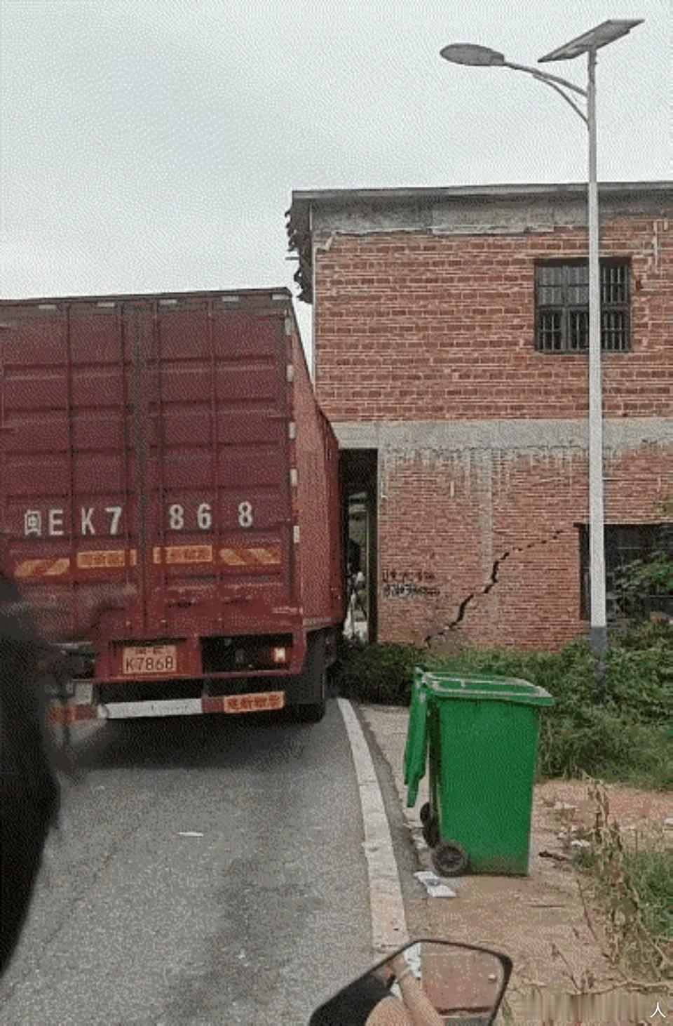 哪个法官来看一下这个怎么赔，是车主赔这家人的房子，还是这家人得赔人家一辆车？ ​
