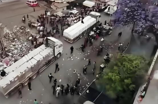 没人敢动手闹事！载着5.5万个中国人道救援食品包的大卡车陆续驶进加沙。当地上万饥
