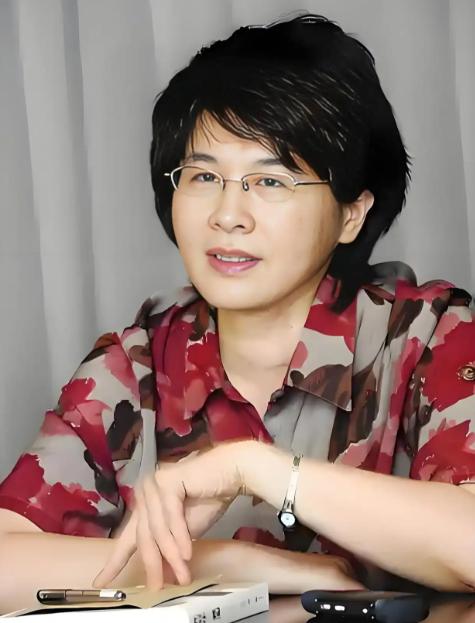 她是乔冠华的千金，在家却受尽委屈，母亲走后父亲再婚，继母处处给她下绊子，就连继母