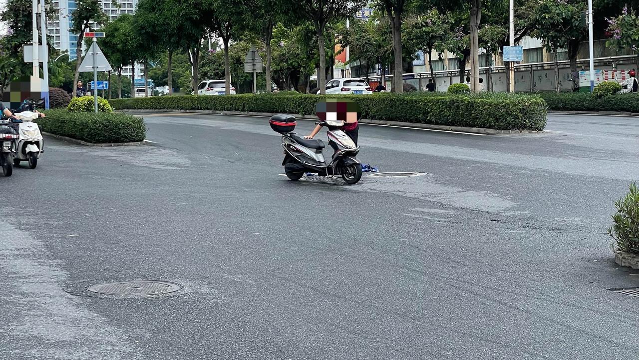 【玉林苗园路男子骑车遇小车转弯急刹摔倒】

8月22日下午，玉林市苗园路铁路桥洞