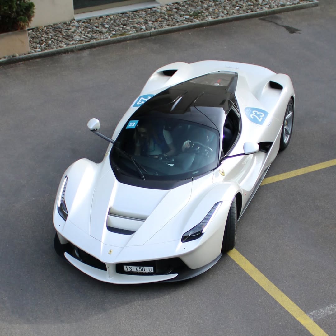 “年少有为开法拉利”