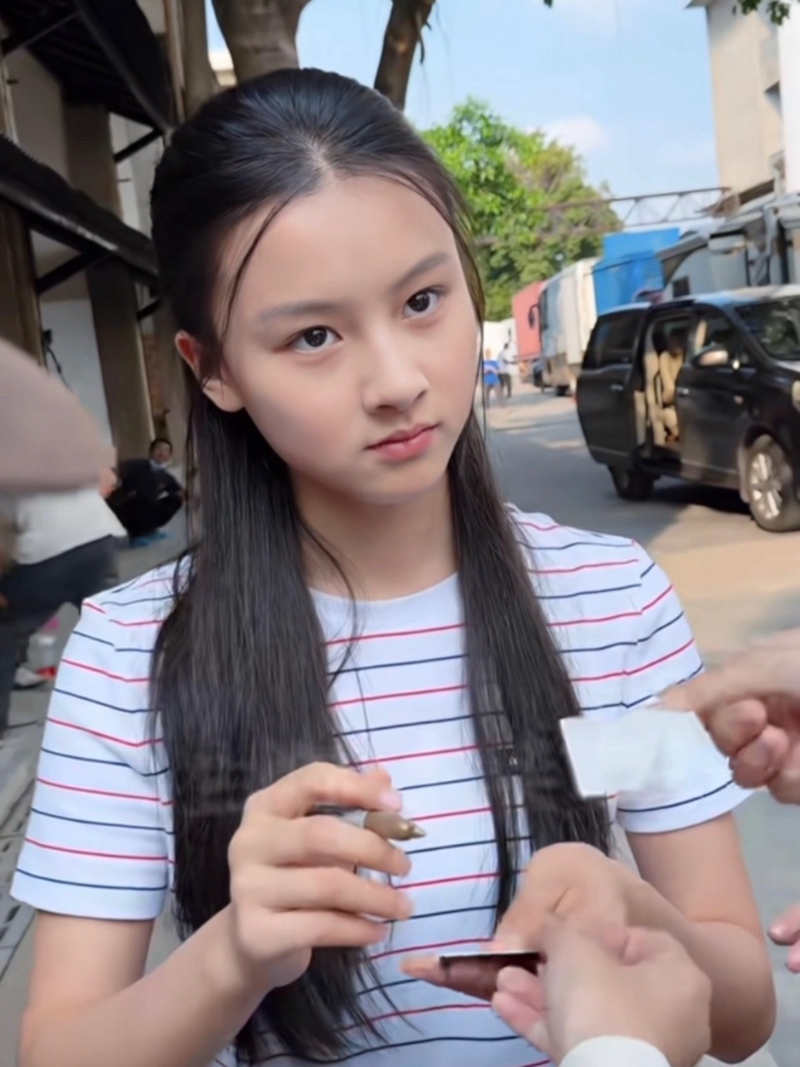 网友说七七和她妈妈越来越像了，脸部留白变多了……童星的脸很容易长歪 