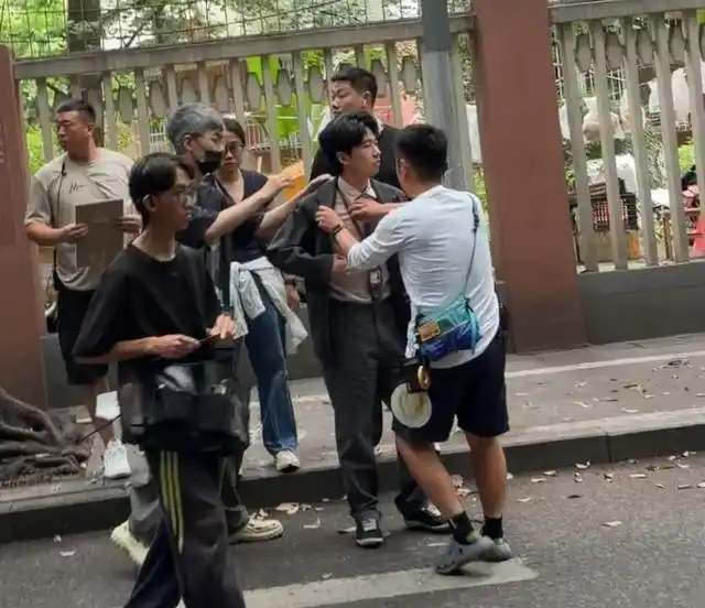 成都偶遇郭麒麟，脸颊凹陷瘦得脱相，裤子松垮掉裆，170身高弯腰驼背太显邋遢。 
