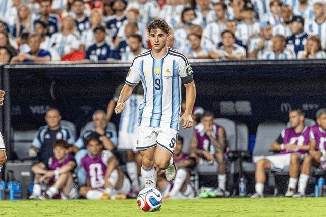 【阿根廷变阵】阿根廷跟队透露，朱利亚诺-西蒙尼今晚将代表阿根廷首发出战。阿根廷跟