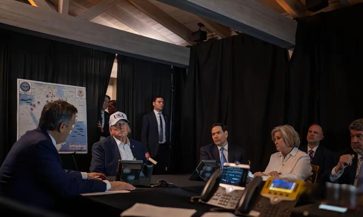 伊朗给全世界的一课

当别人一边说要和你谈，一边把刀架在你脖子上时，你该信哪样？