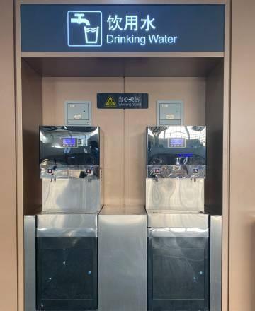 厦站微提示厦门火车站内设有饮水机，提供免费开水，旅客朋友们可按需要自行取用。接打