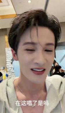 檀健次 老板庆功宴也得表演檀健次谁懂啊，庆功宴都逃不过营业KPI，被cue宣传新