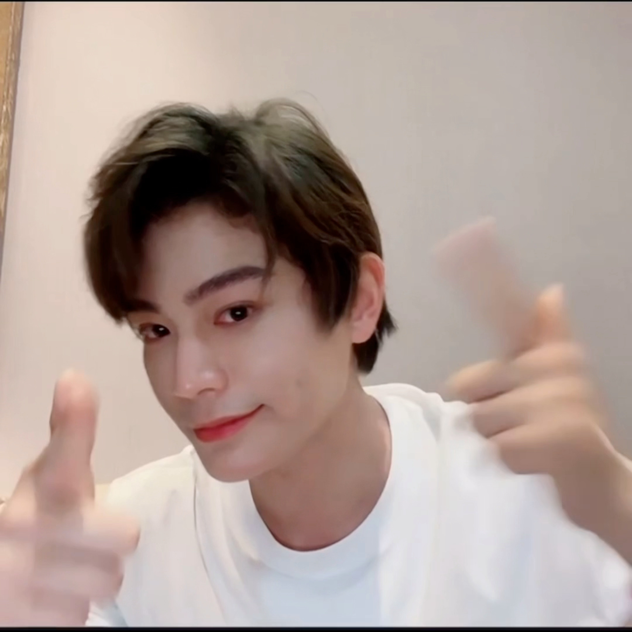 戳自己酒窝这一下也太萌了