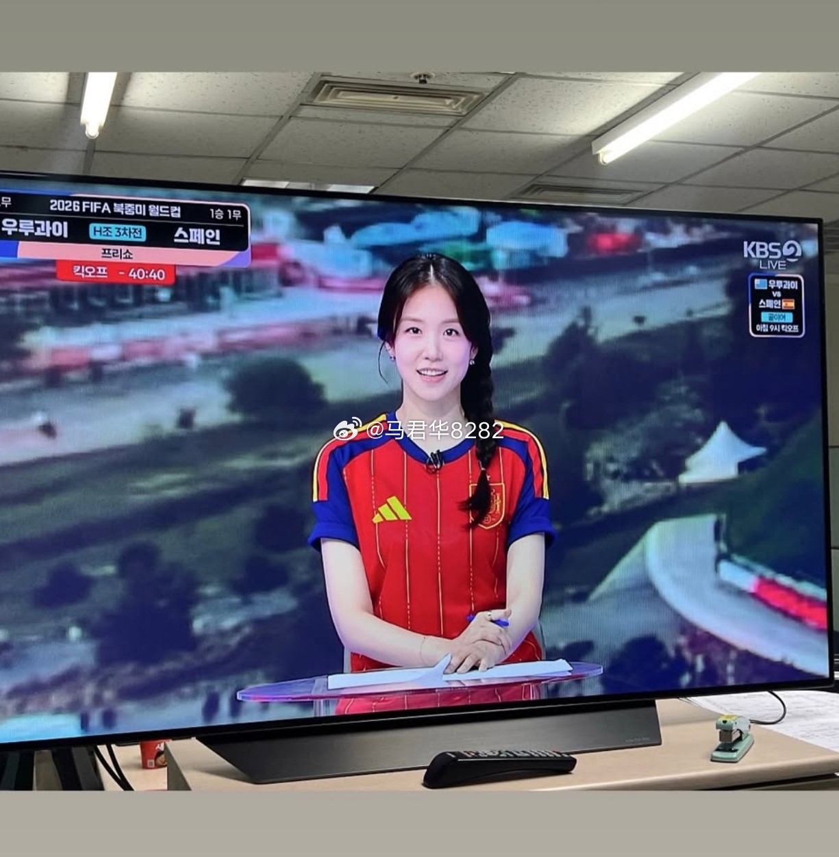 SBS主持人張叡元穿了西班牙球衣，帮助韩国队从西班牙手中拿到了今天唯一一张通关文
