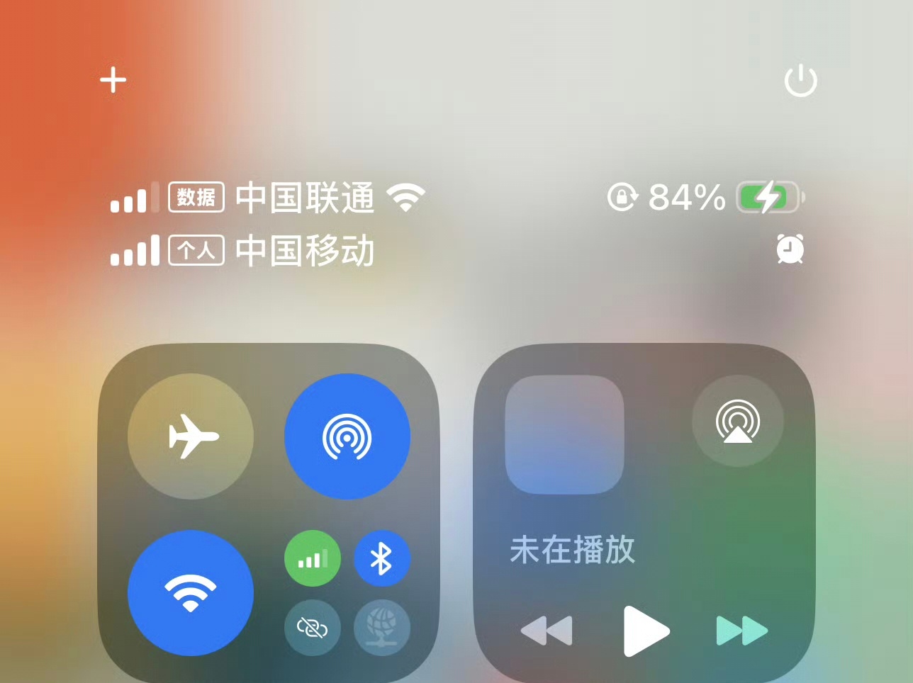 才知道苹果按右上角就能关机 因为苹果关机键集成了语音助手Siri，长按会召唤出S