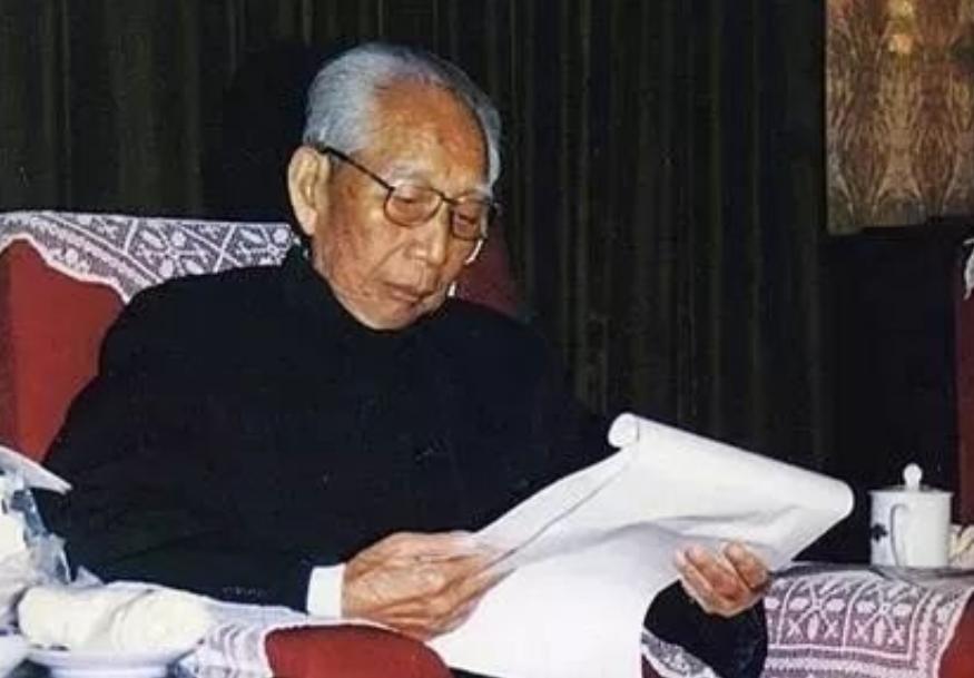 1952年，王震犯下了错误，中央对其进行了严厉批评，并撤销了他在新疆的所有职务，