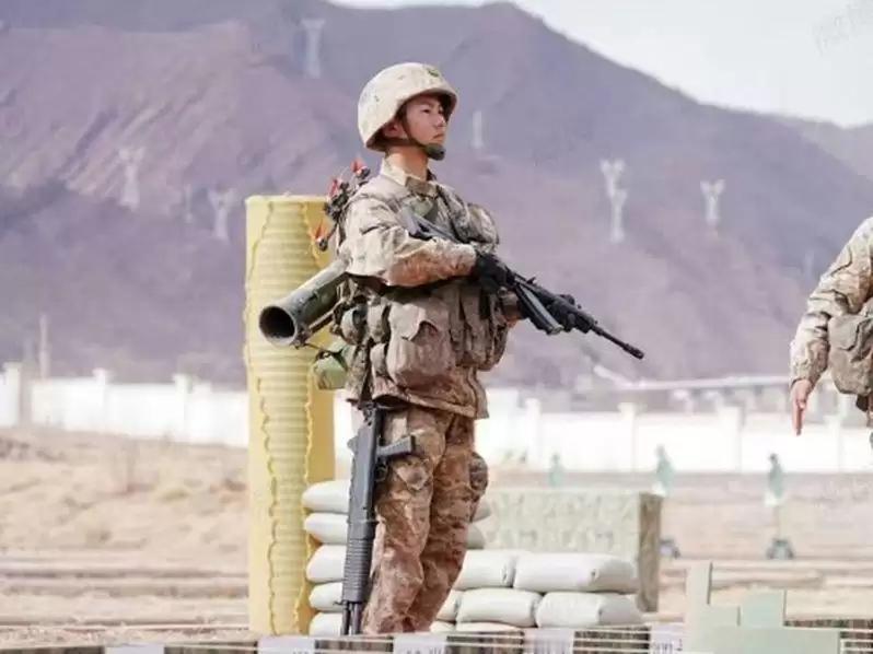 我军的六边形战士，攻防一体，全无敌！一进入战场就释放四旋翼无人机，拿出霰弹枪随时