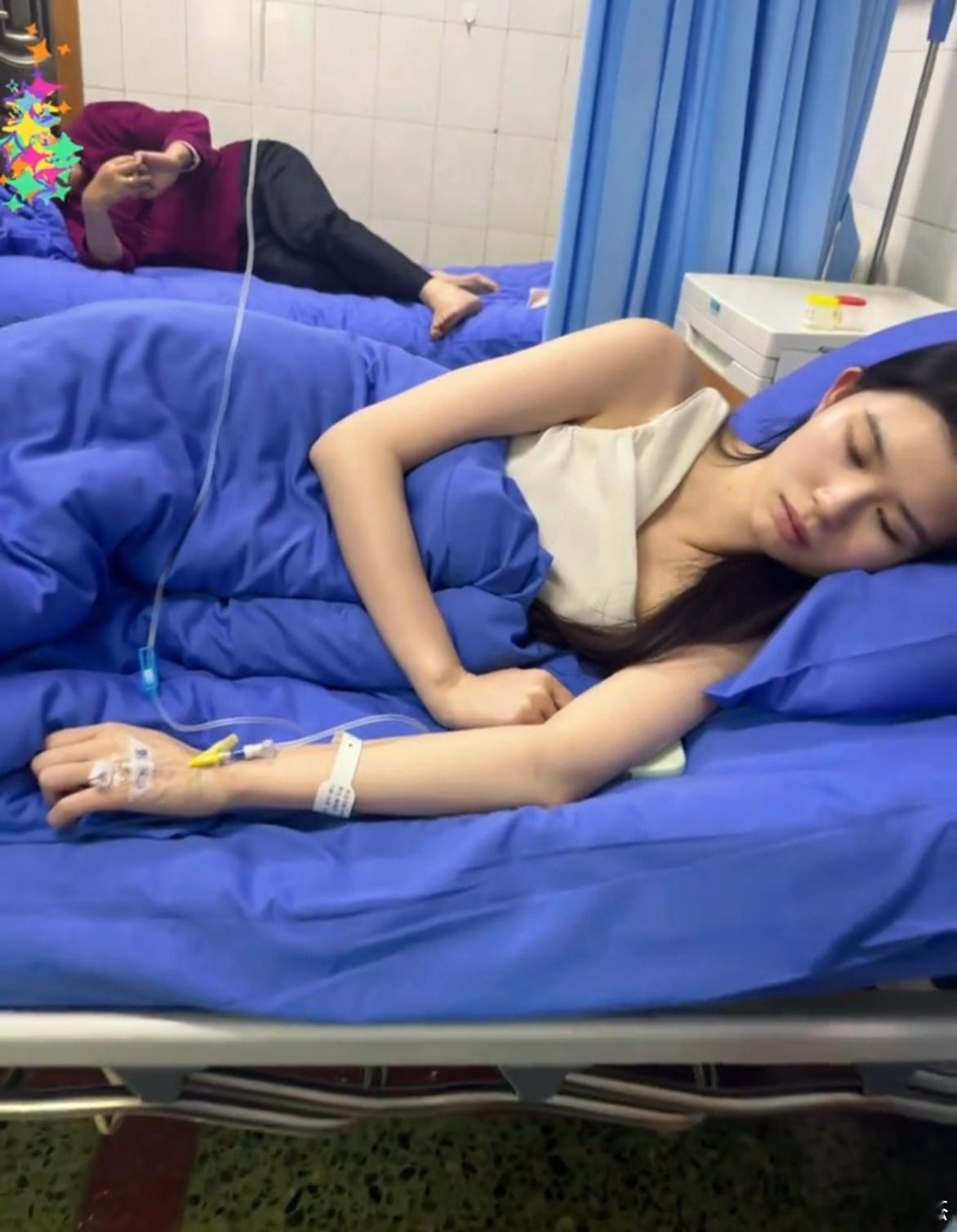换季的时候容易感冒发烧，医院里生病的女生，看上去都很柔弱。 