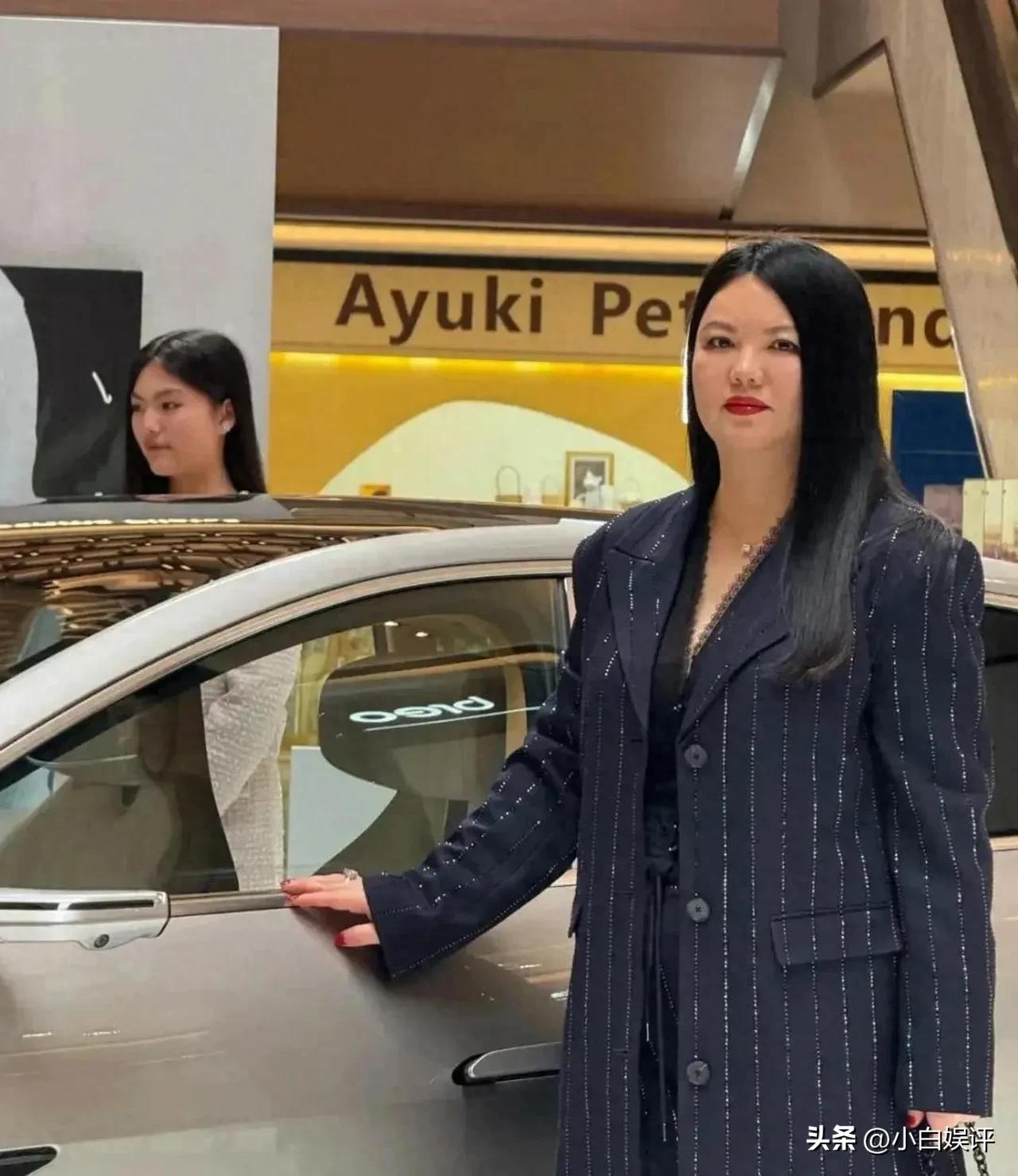 最近，李湘带着王诗龄在上海阿维塔门店收了台全球限量700辆的012车型 ，16岁