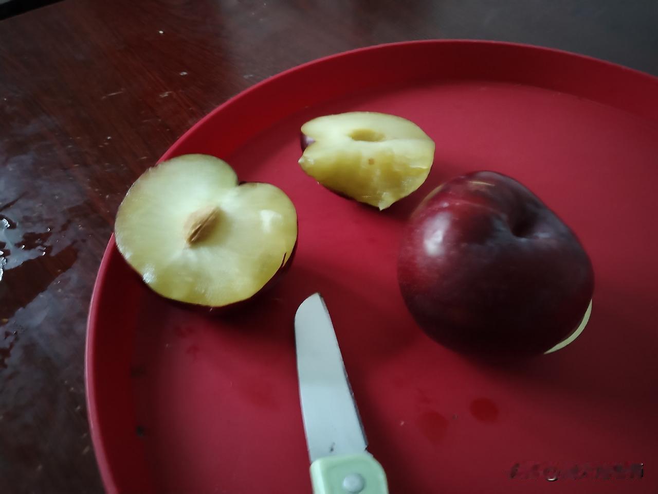 今天上午11点上下，亲家母正准备午饭，孙女缠着她不放。
我邀小宝去校门口买吃的，