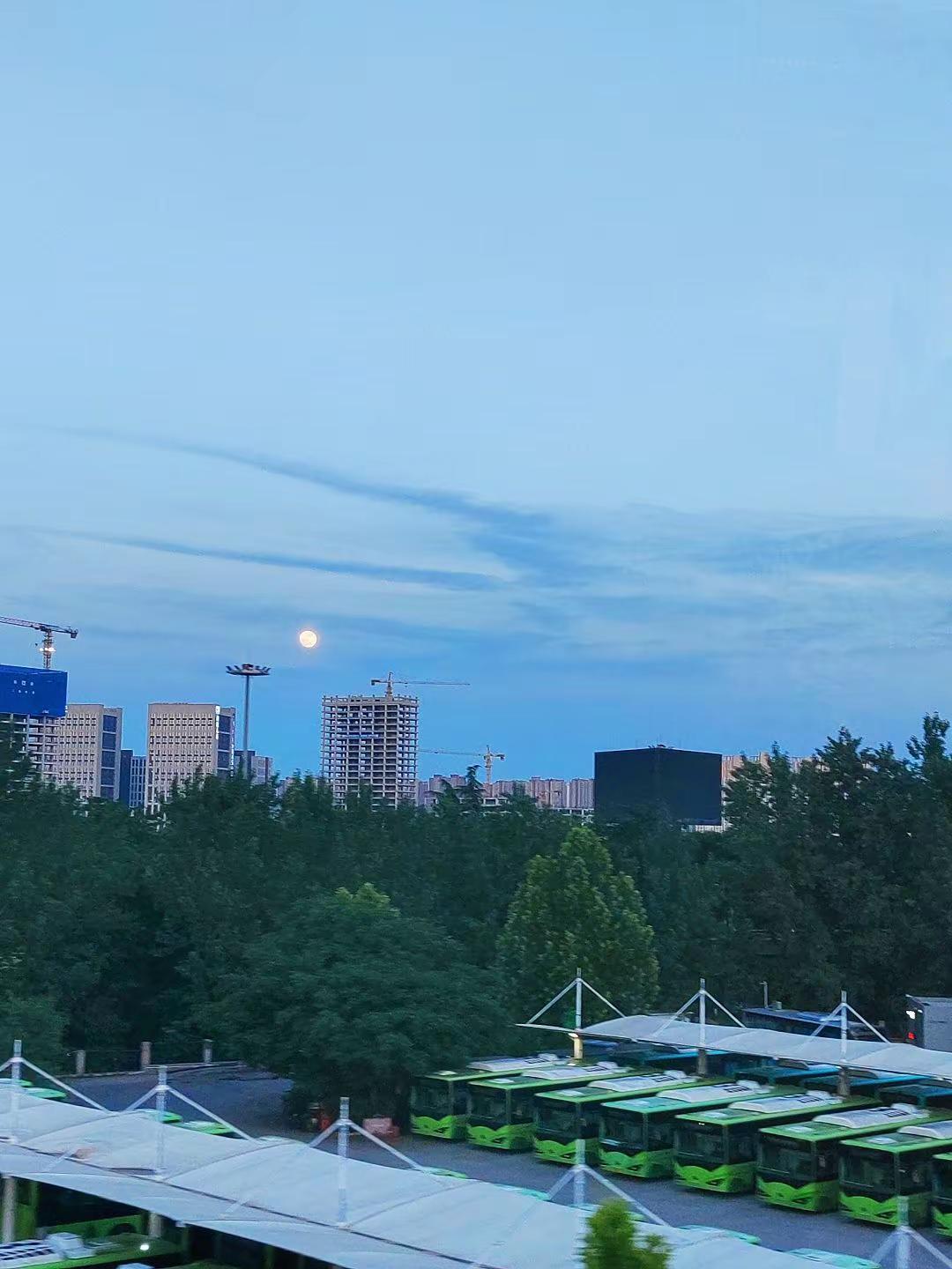 沟通才是解决矛盾的唯一方法，任何一段感情，只要两个人静下心来，相互把委屈说出来，