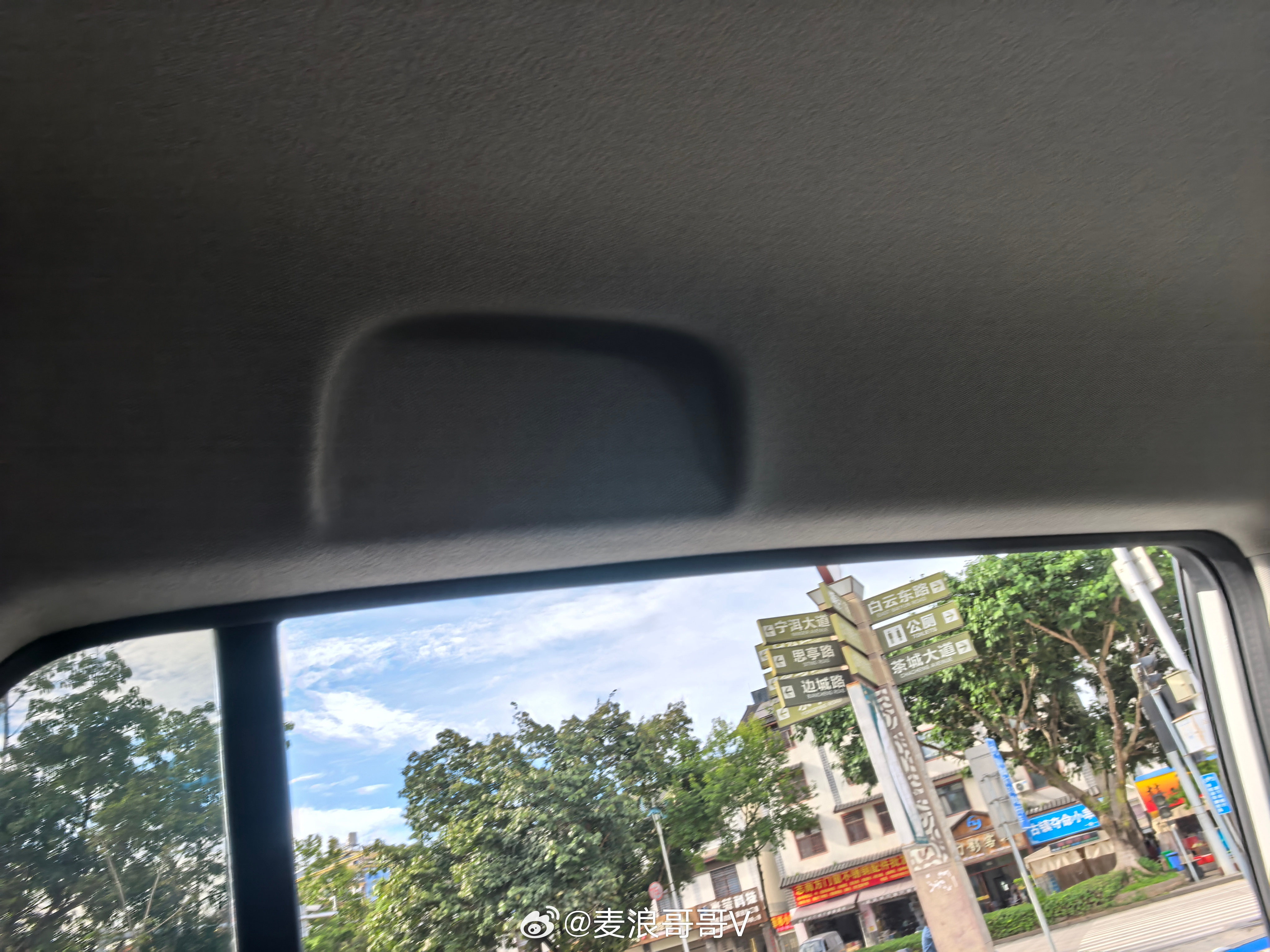 我刚想抓才发现上面是这样的，我说怎么一上车哪里感觉有点别扭…[允悲]是说还得选配