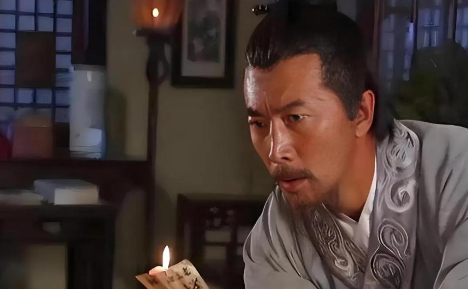 刘伯温死前叫儿子到床前，留下一句遗言，多年后才知道他遗言含义。
随着朱元璋不断老