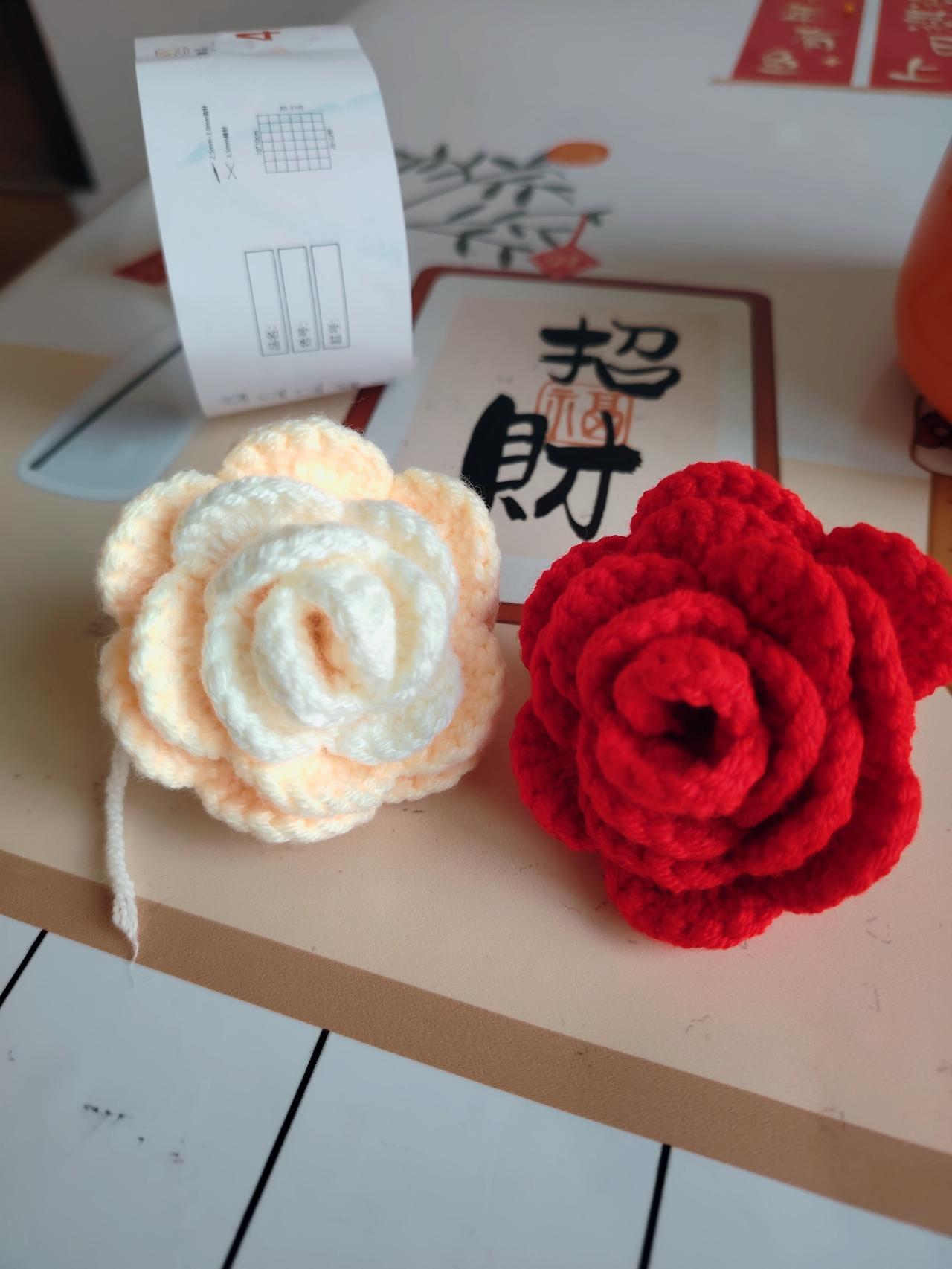 尝试网上教的左手持线、右手握针的钩织方法，但左手实在太僵硬，钩一朵花手就痛得不行