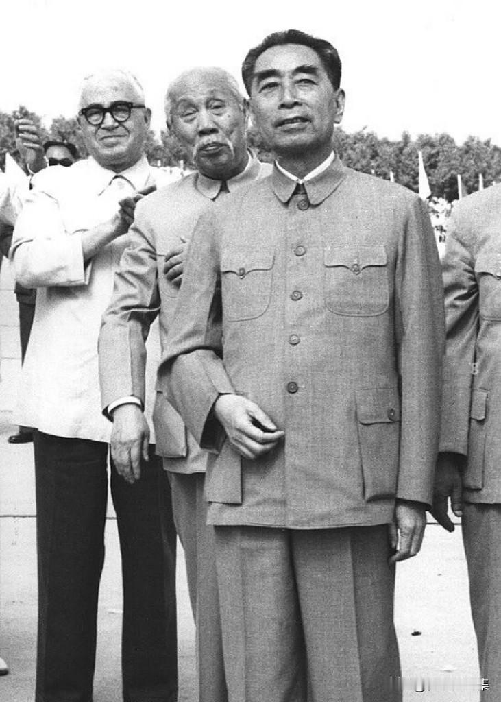 【开国功臣图片故事247】
1964年，首都机场，右起：周恩来、董必武、包尔汉的