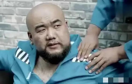 2009年，山西一退役武警被刑拘，进入监室的第一天就碰到狱霸，连扇退役武警5个耳