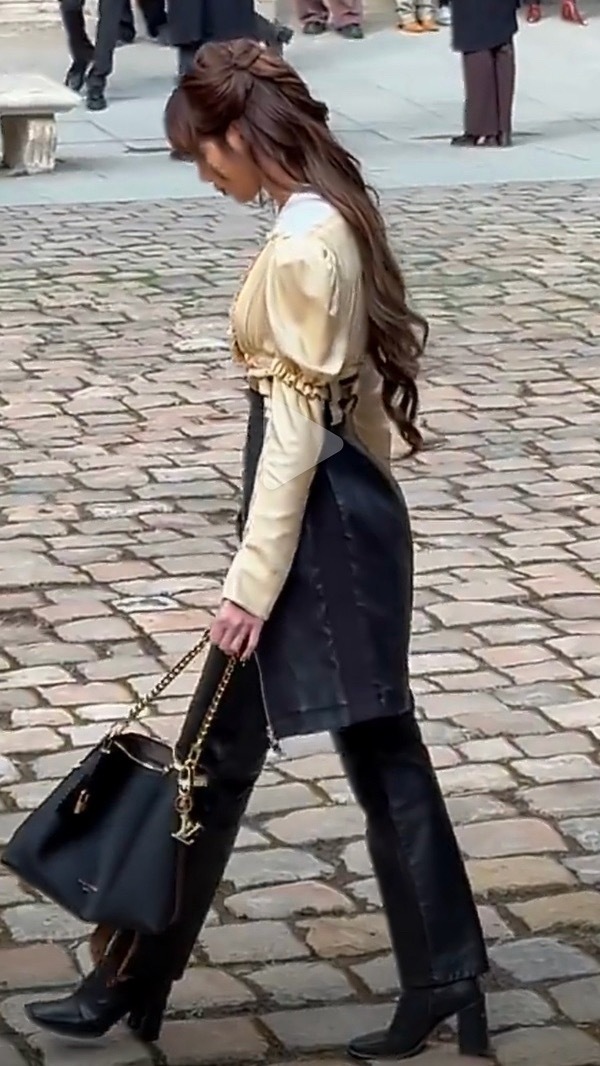 臀部可以翘起一瓶汽水 