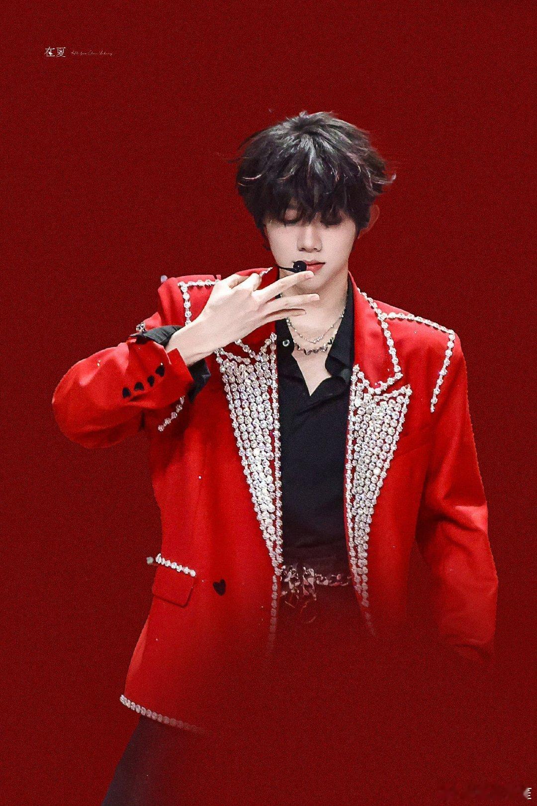 陈奕恒红西装舞台风格真的很适合他！氛围感直接拉满，脸和身段太绝了，眼神张力拉满，