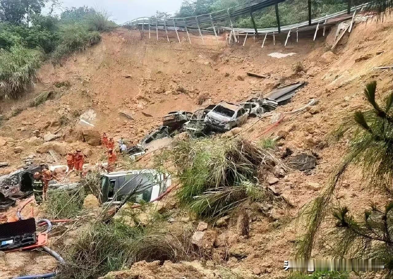 #广东梅大高速茶阳路段路面塌方事故致19人死亡# 梅大高速塌陷，23年前就发生过