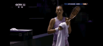 郑钦文昨天和萨巴伦卡最后一个球落地，她没有意识到比赛已经结束了[捂脸]

郑钦文