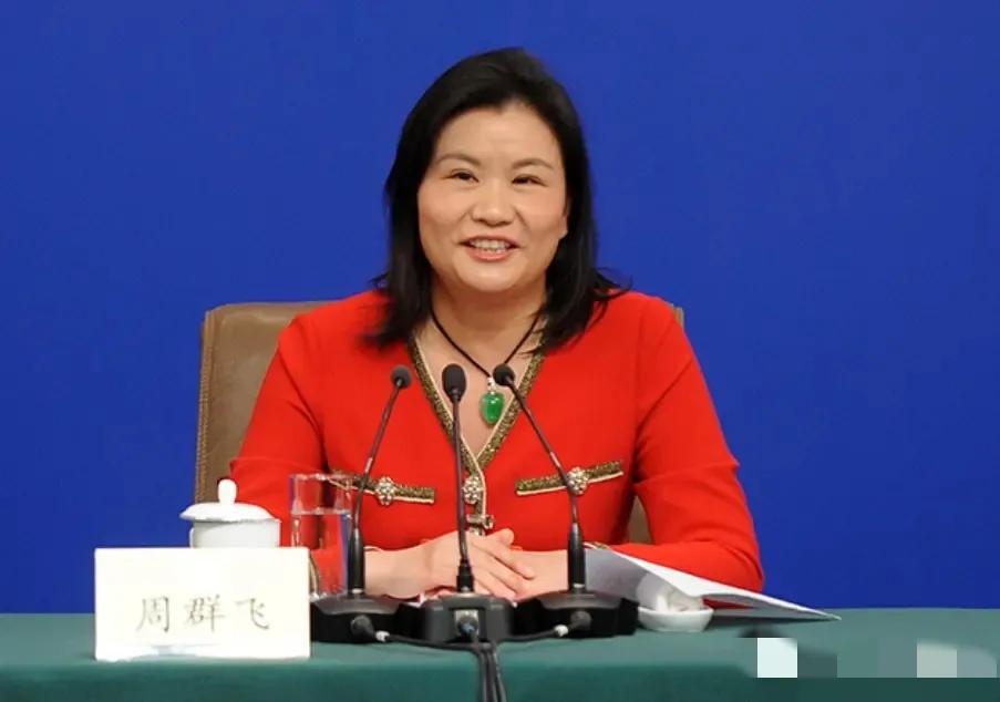 很多人好奇坐在马斯克和库克中间的女人是谁？她叫周群飞，1970年出生于湖南湘乡，
