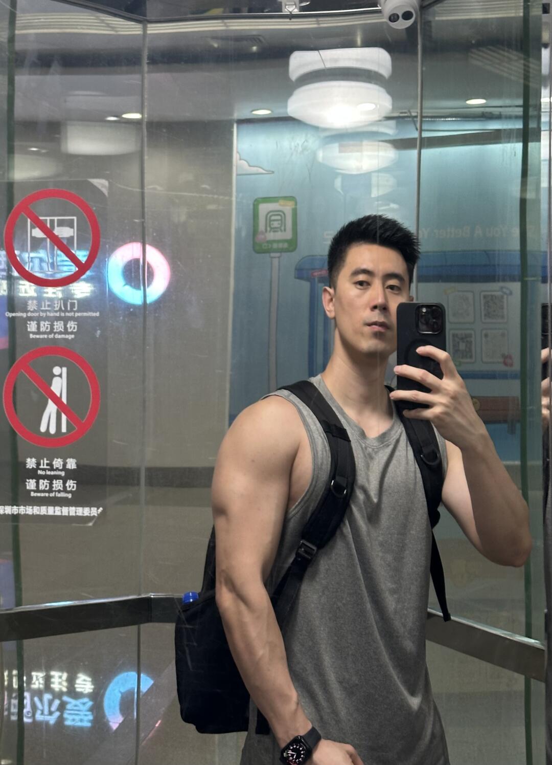 健身人走到哪都得拍一张