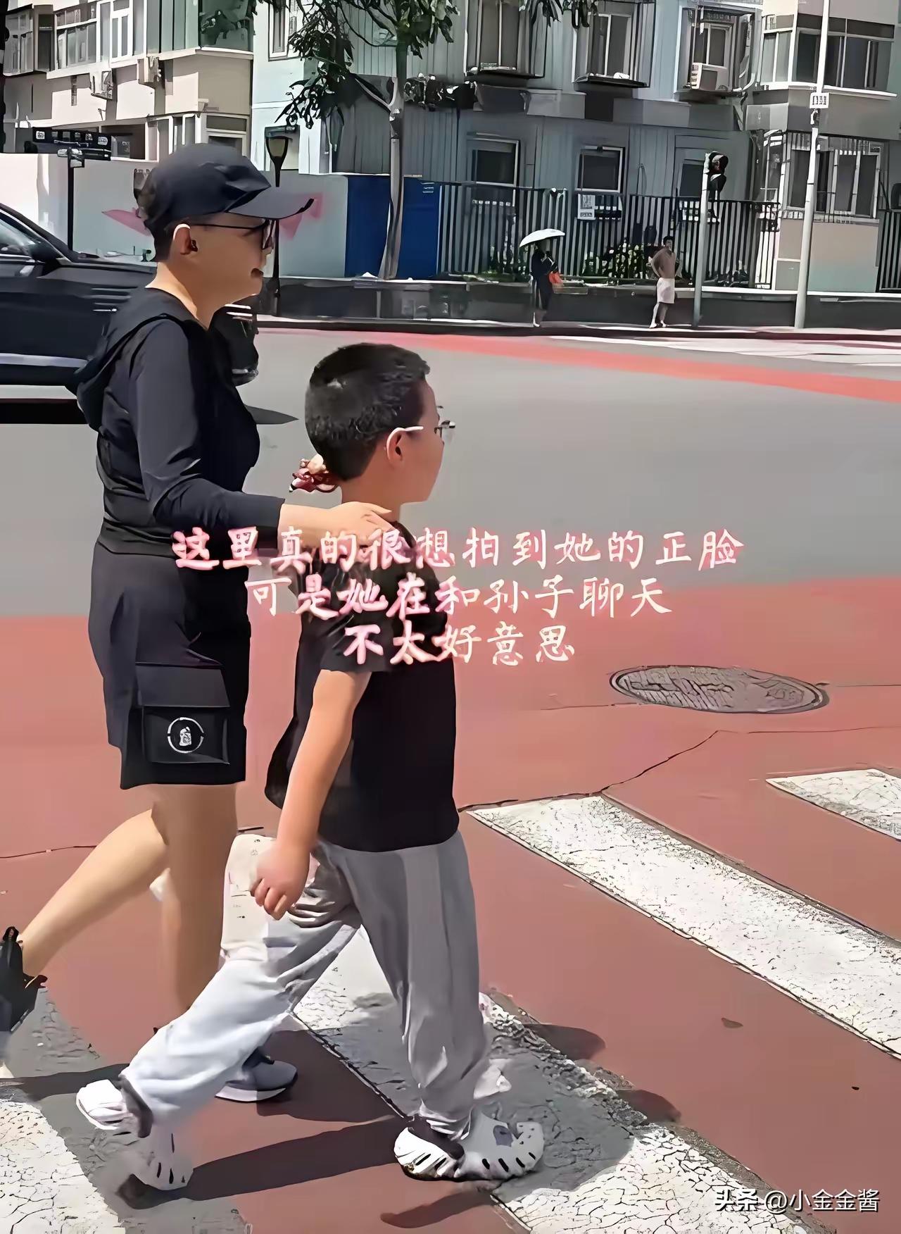 宋丹丹，引发热议。
​7月13日，65岁的宋丹丹，冲上热搜，这一次，不是在烈日下