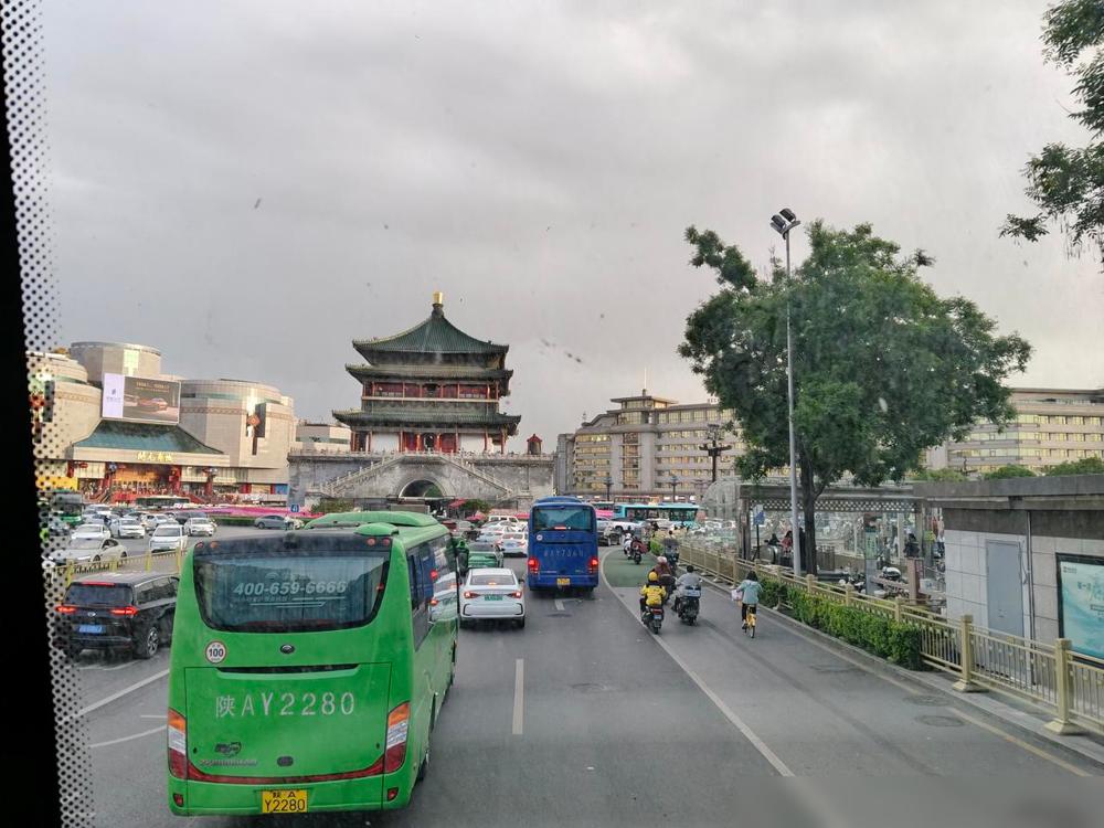 大学同学，老家西安的。

这种事我身边见得不少，别急着说谁不争气。当年爷爷奶奶那