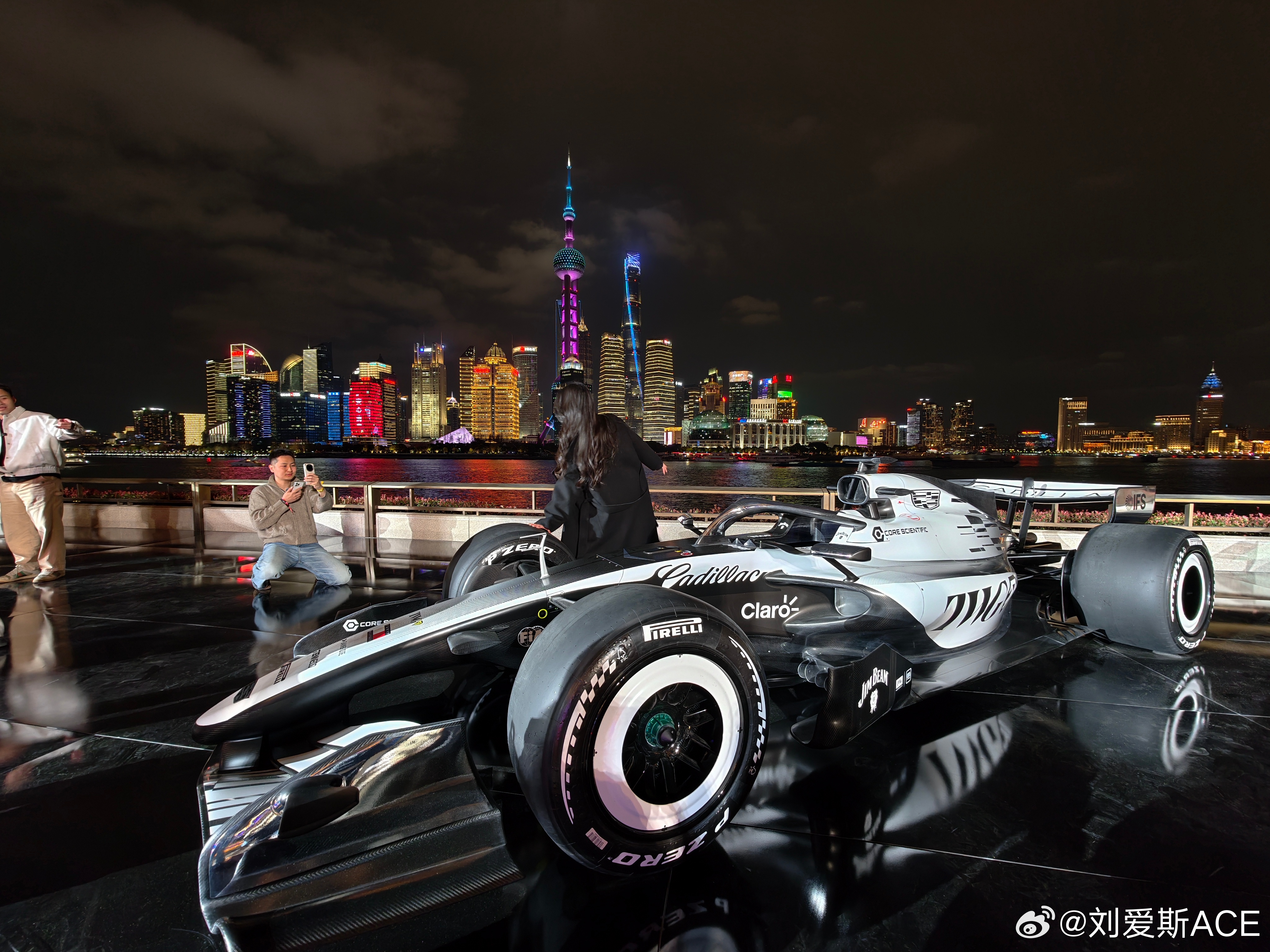 给大家看下我的座驾  不出意外的话13号练习赛开始大家肯定不可能看得到我我和汽车