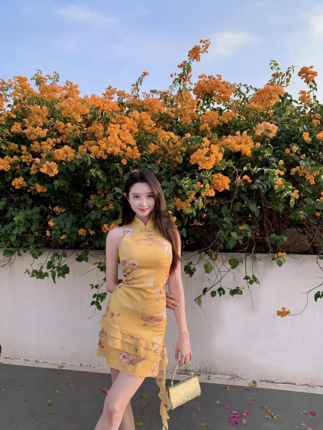 许多人在花墙前拍照时，常常不知该选择何种姿势，拍出来的照片要么效果不佳，要么显得