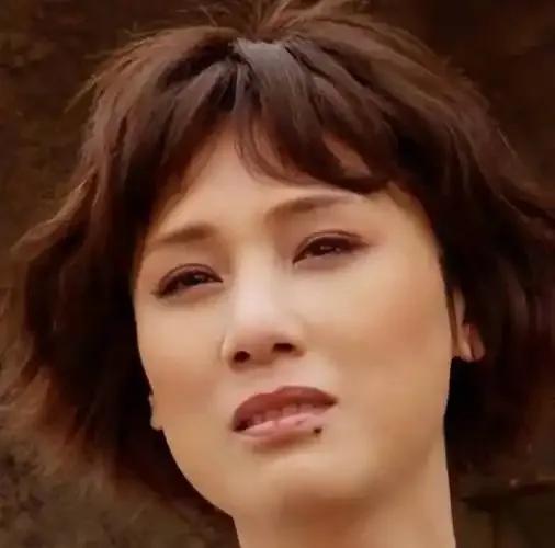 李建群，这位才貌双绝的女子，生于武汉知识分子家庭，自幼学舞，后因伤转而投身绘画，