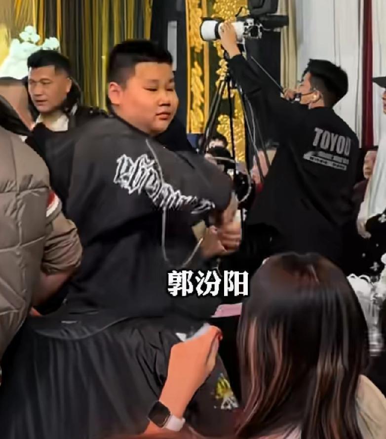 郭德纲一家同框=修罗场？
镜头扫过郭麒麟那秒，我直接窒息！
亲爹搂着后妈+小儿子