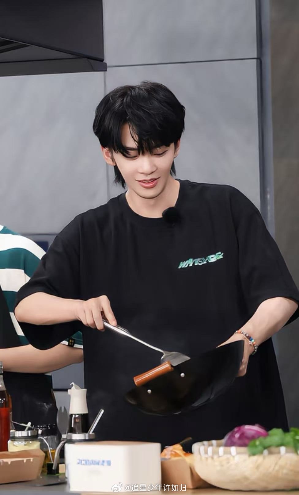 王赫野自曝过年生吞林蛙 王赫野自曝过年生吞林蛙，为了合群。东北特产很补，但他自己