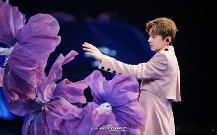 张杰演唱会真让我玩嗨了张杰的鸟巢关键帧 本来我是陪着我妹去看的，之前对张杰的歌只